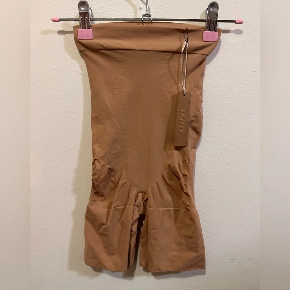 17. Skims 2152 Everyday Sculpting high waist Shorts -  Ochre - Picture 5 of 7